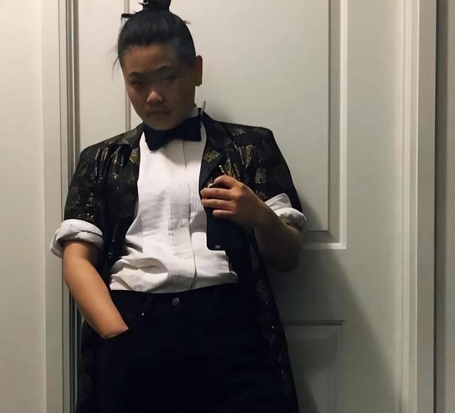 被批“不男不女”的毕凌,把父亲毕福剑所剩无几的体面,撕得稀碎