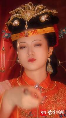 周佳琪(“不务正业”的95后医学生做美妆博主，一人演活一部《红楼梦》)