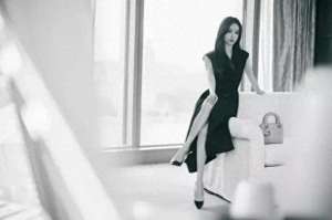 高跟鞋踩头(王子文黑长直发型知性成熟 脚踩高跟鞋摩登时尚)