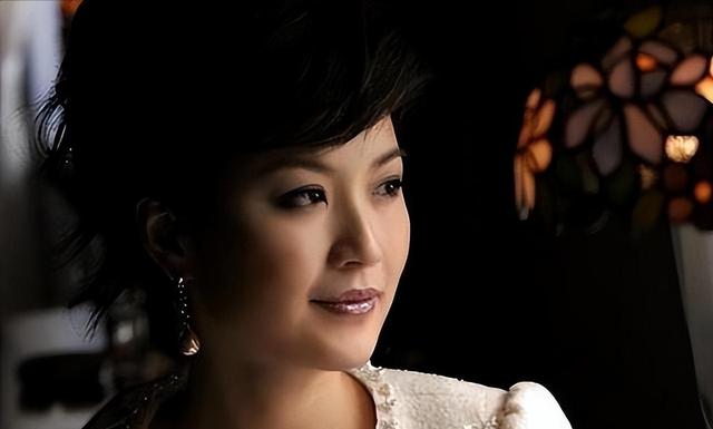 东方卫视一姐陈蓉：因“寿宴门”身败名裂，今低调嫁海归结婚生子