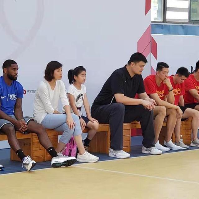 姚明女儿没有170？看站他身边168的范冰冰和172的撒贝宁就知道了