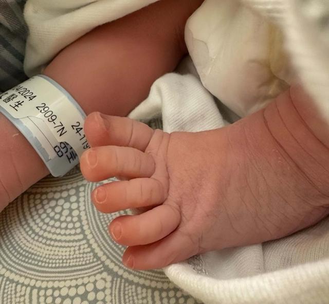 恭喜！周润发前妻余安安宣布再度当外婆，大女儿二胎平安生子