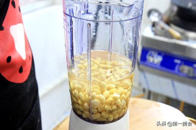 豆腐也能在家做，不用内酯不用卤水，几个鸡蛋搞定，豆腐嫩滑白净