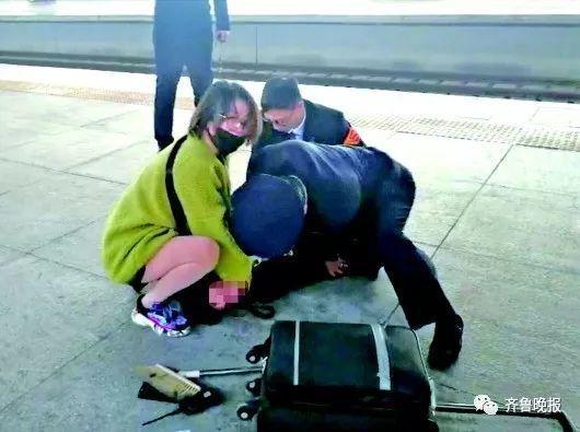 “千万别死！”小伙发病心脏骤停，女孩抢救病人哭成泪人