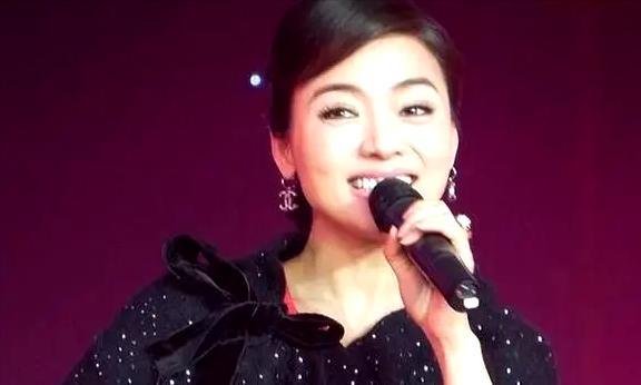 民歌天后陈思思：嫁给青歌赛冠军师鹏生一女，今49岁气质依旧动人