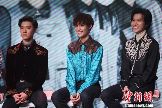 中国男子演唱组合威神V全体成员携《Take Off》帅气亮相南京