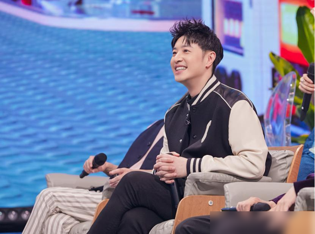 潘玮柏出席节目，穿棒球服阳光少年范十足，42岁毫无“大叔感”