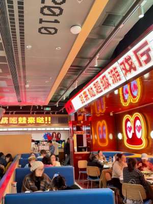 周末狂欢(周末狂欢新地标到蛙来哒超级游戏厅主题店解锁美食新体验)