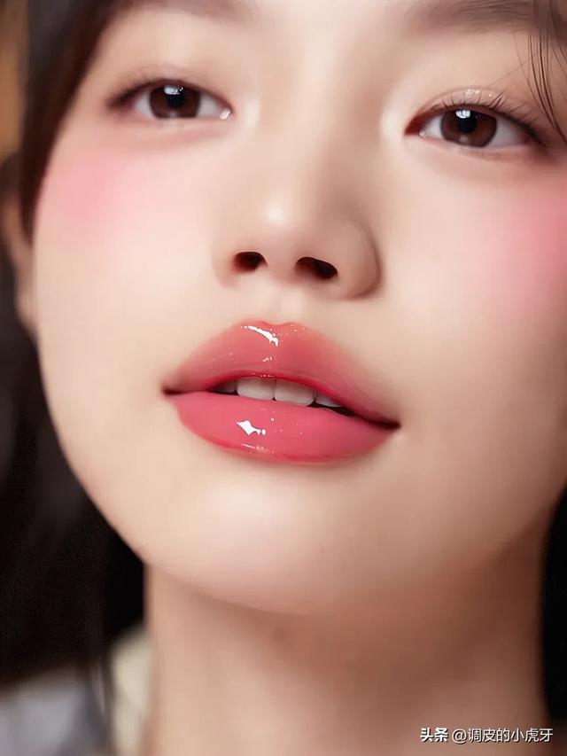 性感丰满 嘴唇丰厚饱满 具有性感魅力