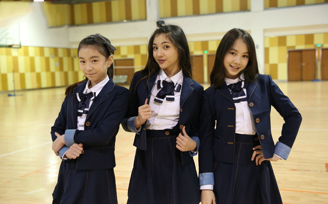 《舞法天女》的苏爱蕾，如今16岁是一名高中生，近照又高又瘦