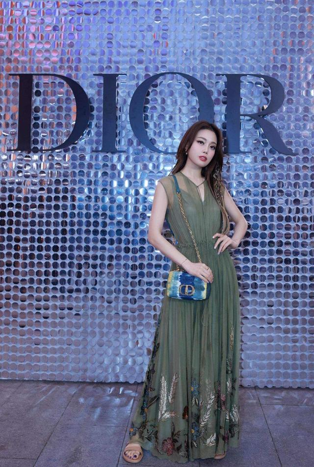 暖白皮穿什么颜色好看？以杨幂为例，解析春季型人的用色规律