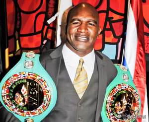 霍利菲尔德(乌西克的拳坛地位如何？霍利菲尔德点评：绝对可以进入历史前3)