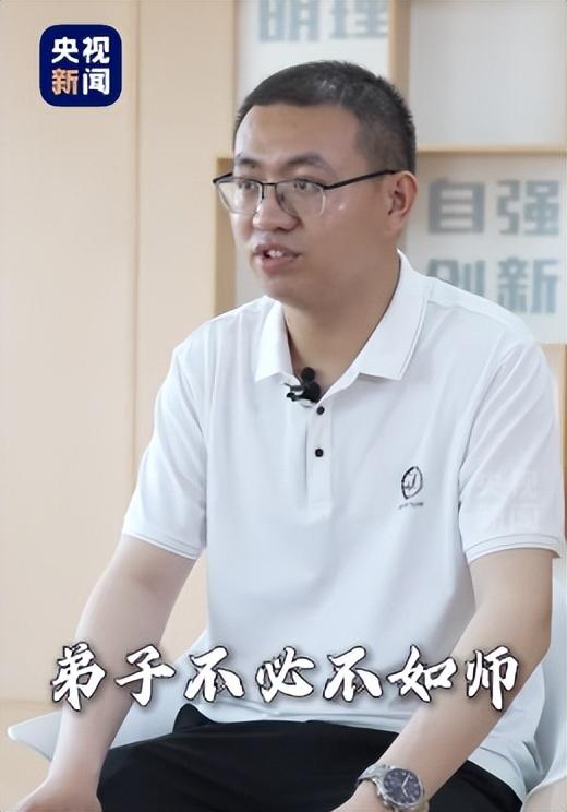 太讽刺!姜萍再被质疑,成名后各大人物去家里采访送礼,还要修路