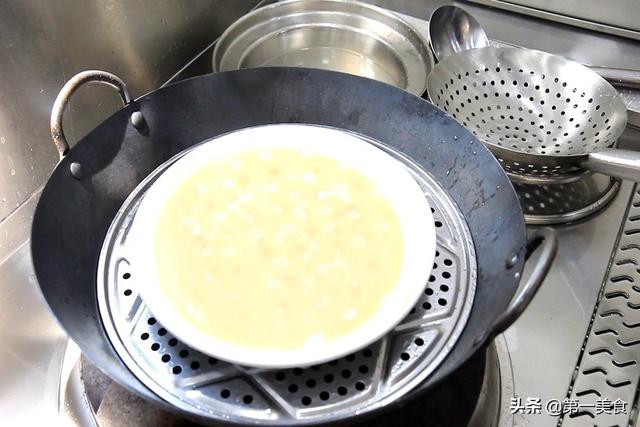 豆腐也能在家做，不用内酯不用卤水，几个鸡蛋搞定，豆腐嫩滑白净