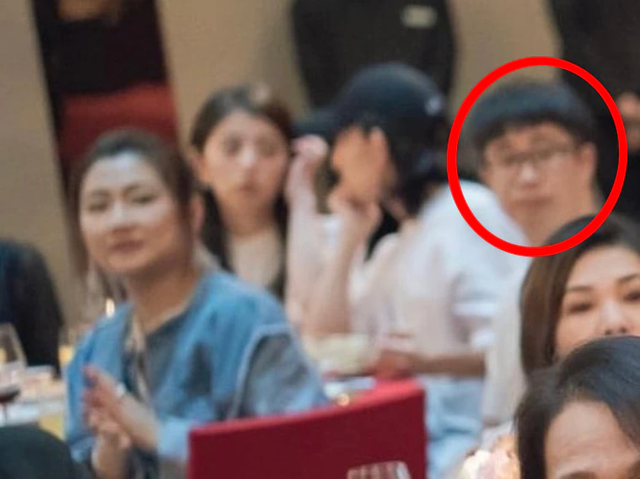 任家萱与小7岁男友约会！手臂烧伤疤痕明显，两人无名指婚戒抢眼