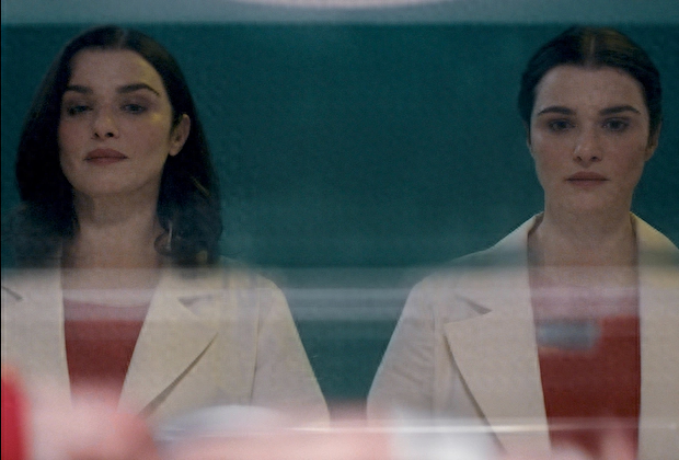 经典电影《孽扣》改编剧集 蕾切尔·薇兹一人饰双胞胎