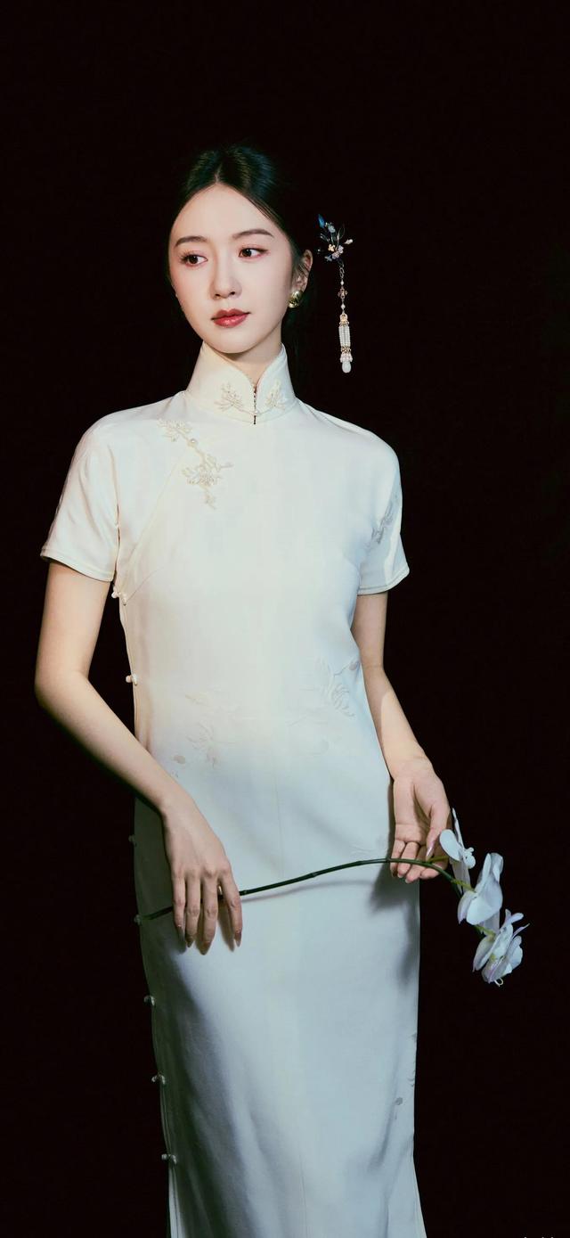 ​美女系列壁纸第4224期—一袭白色旗袍的许龄月