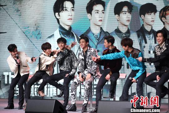 中国男子演唱组合威神V全体成员携《Take Off》帅气亮相南京