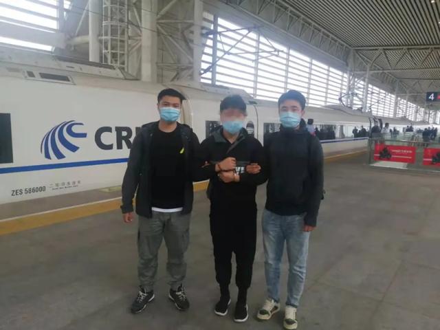 男子上网偷看“黄色小电影”被坑上万元，民警说：管住自己的歪心思，谨防电诈陷阱！