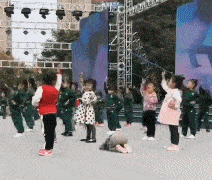 柳岩辽宁春晚小品《大腕来袭》中的护士装，演绎别样美丽