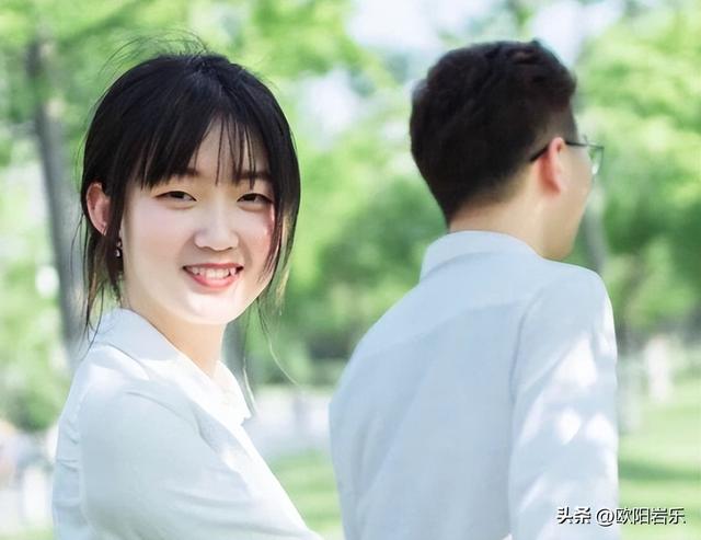 情侣照牵手的正确姿势，唯美又不失浪漫