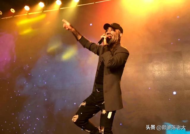 当年轰动一时的“毛孩”：42岁娶90后娇妻，生下一子未遗传长毛