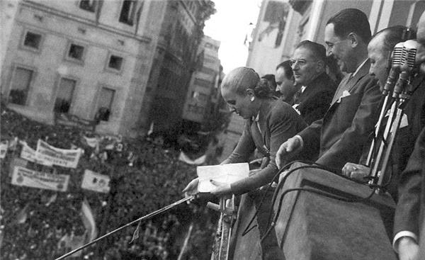 她的一生充满争议，却让整个阿根廷为她哭泣｜跟着电影去旅行