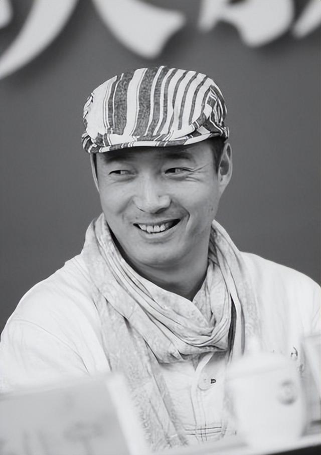 他是曾黎前男友,被韩国美女倒追,从机修工到影帝的他有何魅力?