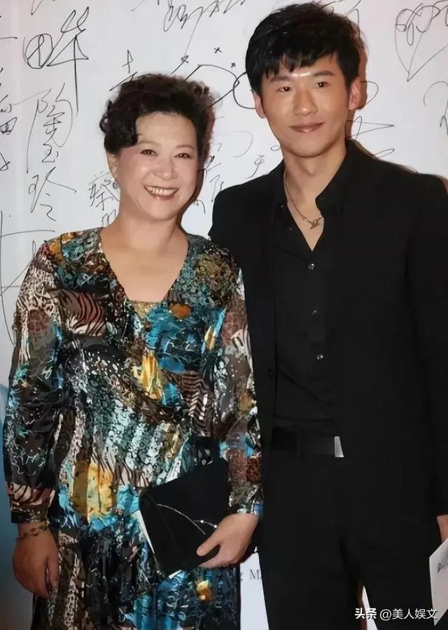 著名演员王馥荔:丈夫为娶她被开除,如今儿子成了她的骄傲