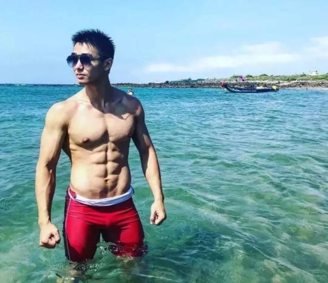 奶凶小狼狗和教练“基情”满满， 真是个单纯大男孩！