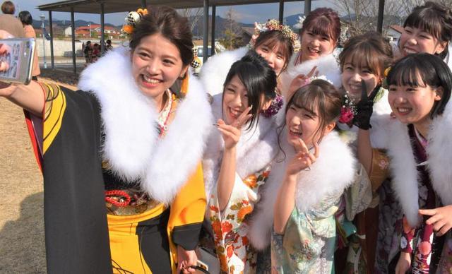 日本令和年代首个成人式！和服少女扎堆自拍(图)