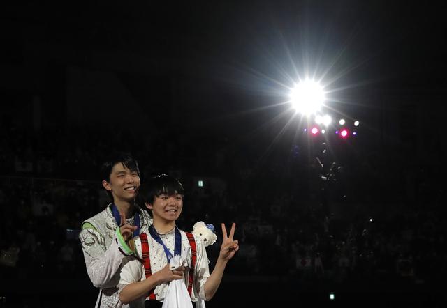 高清图来了！羽生结弦登台领奖，拥抱师弟合影笑容灿烂