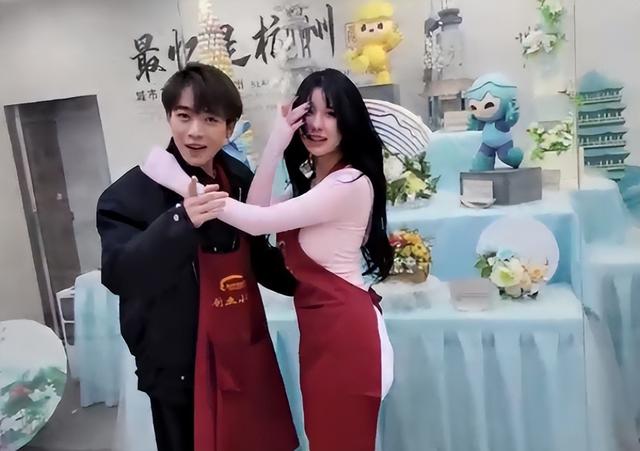 子圣、抱抱念酱再度合作，两女一男荒岛求生，子圣还想娶两个老婆