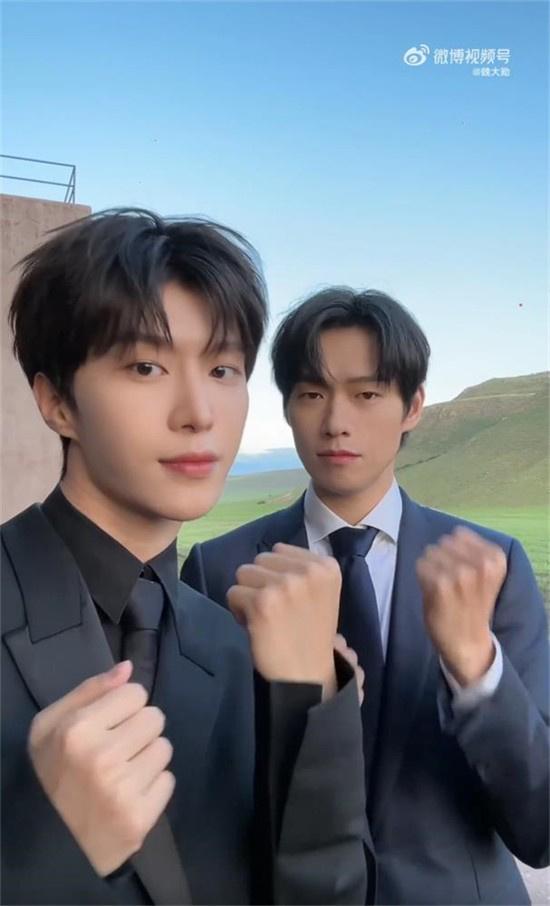 显眼包line！范丞丞魏大勋穿黑西装跳舞帅气十足