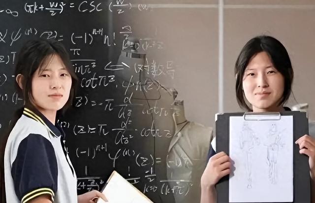 太讽刺!姜萍再被质疑,成名后各大人物去家里采访送礼,还要修路