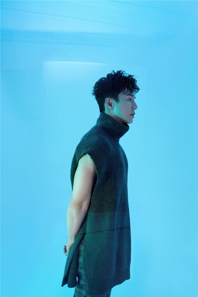 王冠逸质感大片曝光 深邃眼神显成熟魅力