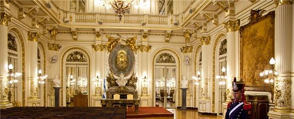 她的一生充满争议，却让整个阿根廷为她哭泣｜跟着电影去旅行