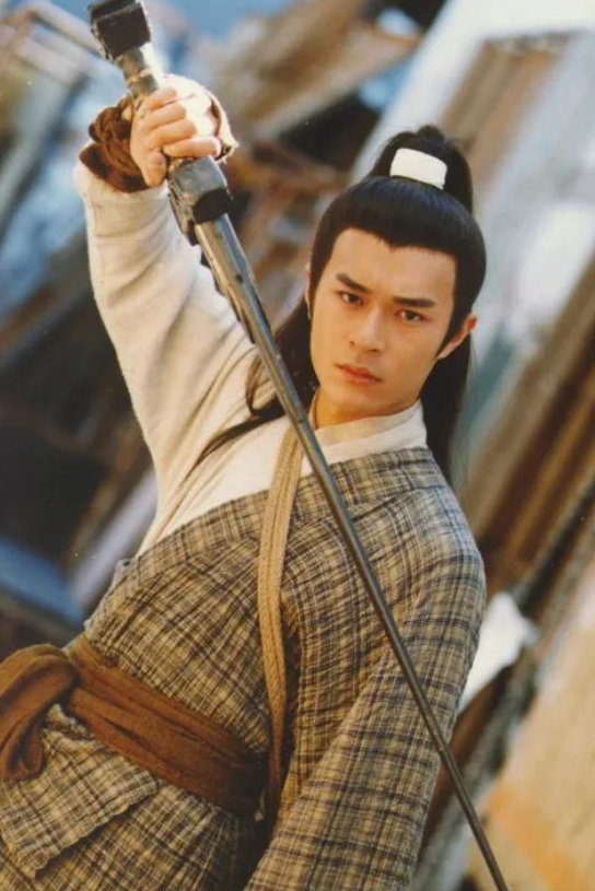 给宝剑起名字只服梁羽生，梁羽生笔下的十大名剑，金庸也写不出来