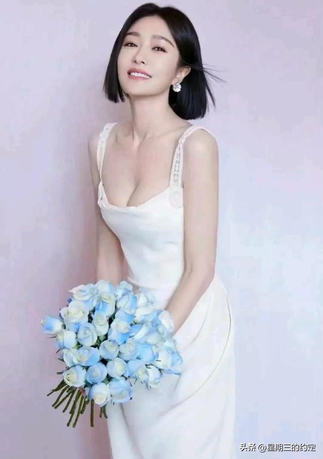 45岁秦岚后台打麻将被偷拍，穿抹胸裙大秀身材，傲人上围不减当年