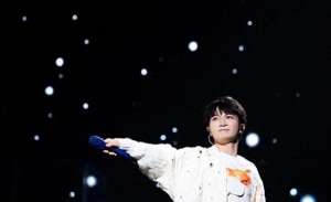 周深身高(身高161米背18米干尸，被人骂伪娘，却唱到联合国，周深凭什么)