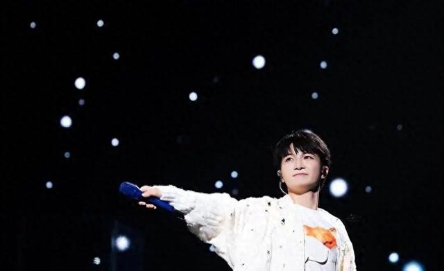 身高1.61米背1.8米干尸，被人骂伪娘，却唱到联合国，周深凭什么