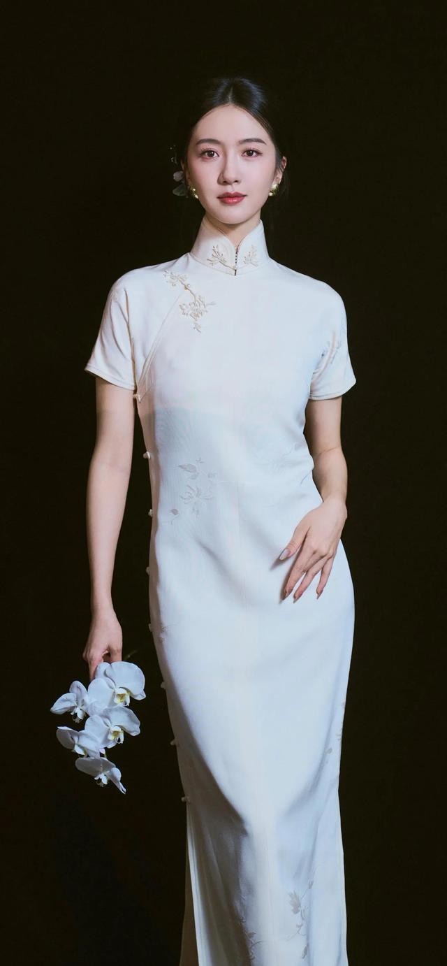 ​美女系列壁纸第4224期—一袭白色旗袍的许龄月