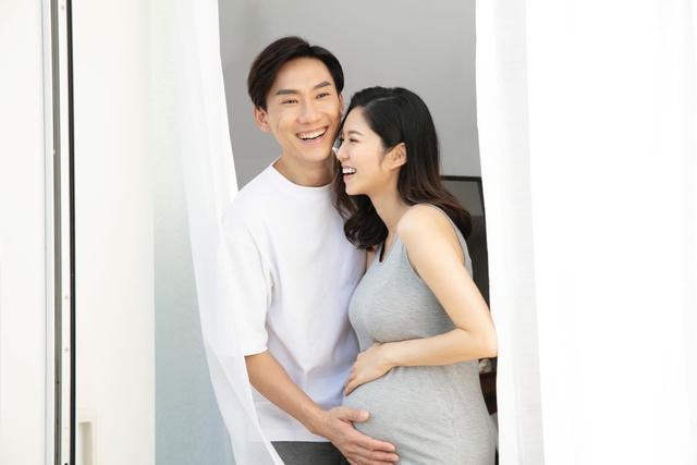 恭喜！35岁TVB小花早产生下7磅重儿子，与主持人老公恩爱多年