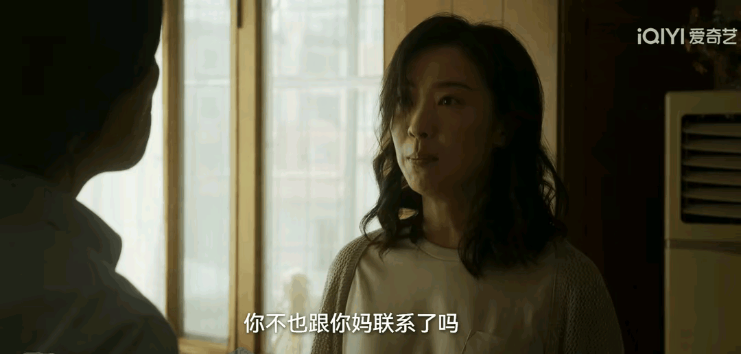 满脸的折子，浑身的油腻，却要演“坐台”的小姐，网友：真服了？