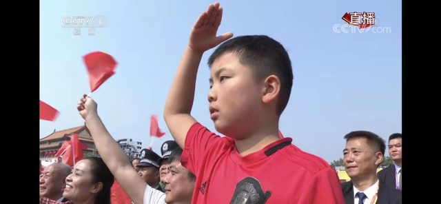 身高一米八 跪地40分钟保持1米以下为了啥?