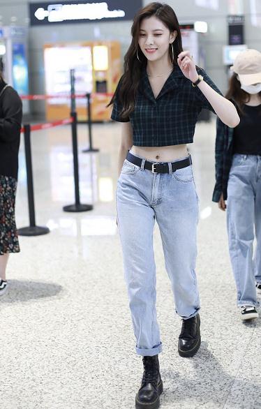 宋妍霏越来越潮!穿露脐装配牛仔裤,简直时髦到飞起