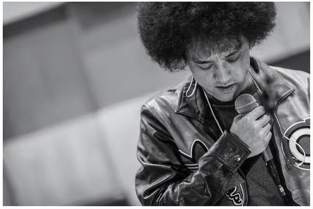 《乘风破浪》个人舞台唱赵英俊的《守候》，那英音乐品位是真高