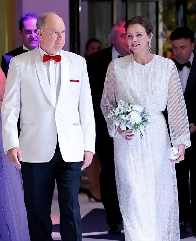 摩纳哥亲王重口味:爱上大嘴空姐,承认私生子,夏琳王妃被她打败