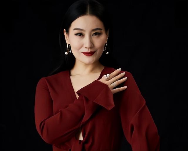 12次登上春晚，6次献唱奥运，嫁给院士邓中翰的谭晶如今怎样了？