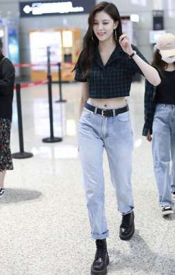 宋妍霏图片(宋妍霏越来越潮穿露脐装配牛仔裤，简直时髦到飞起)